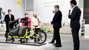 Bundeskanzlerin Angela Merkel an einem Stand beim Rundgang der 70. Internationalen Automobilausstellung, IAA Mobility.