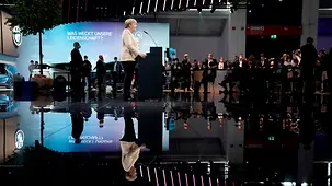 Bundeskanzlerin Angela Merkel an einem Stand beim Rundgang der 70. Internationalen Automobilausstellung, IAA Mobility.