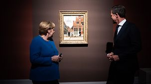Bundeskanzlerin Angela Merkel mit Mark Rutte, Ministerpräsident der Niederlande, bei der Eröffnung der Ausstellung "Johannes Vermeer - Vom Innehalten“. 