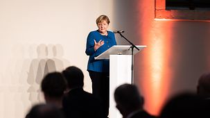 Bundeskanzlerin Angela Merkel spricht anläslich der Eröffnung der Ausstellung "Johannes Vermeer - Vom Innehalten“ im Albertinum.