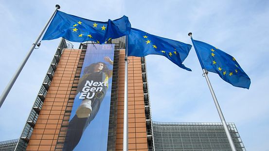 Neues Banner der Kampagne "NextGenerationEU" am Berlaymont - Gebäude