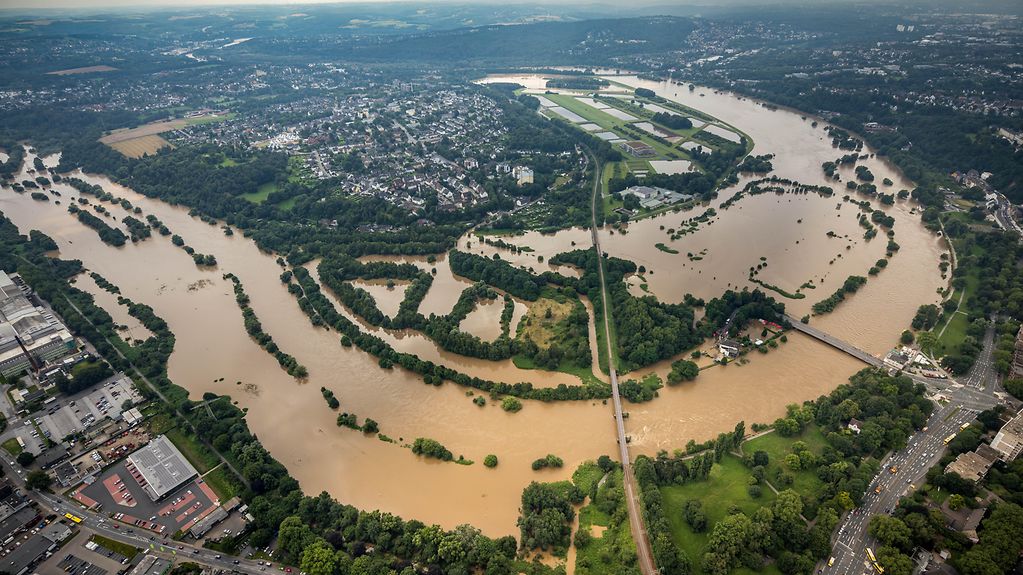Luftbild der Hochwasser führenden Ruhr