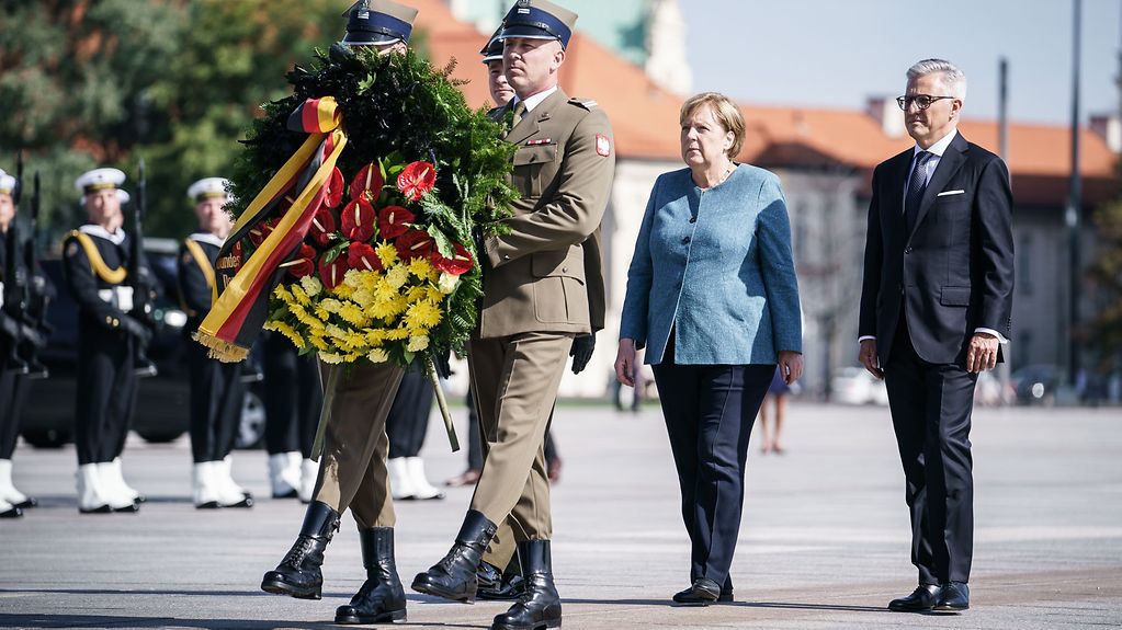 Bundeskanzlerin Merkel legt am Grab des Unbekannten Soldaten in Warschau einen Kranz nieder.