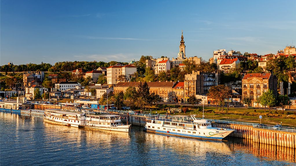 Stadtpanoroama von Belgrad mit dem Fluss Sava im Vordergrund.