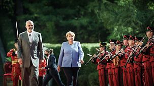 Bundeskanzlerin Angela Merkel mit Edi Rama, Albaniens Ministerpräsident, bei der Begrüßung mit militärischen Ehren.