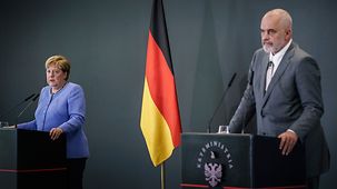 Bundeskanzlerin Angela Merkel mit Edi Rama, Albaniens Ministerpräsident, bei gemeinsamer Pressekonferenz.