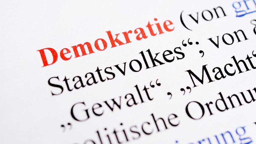 Ausschnitt aus einem Wörterbuch zum Begriff Demokratie, Symbolbild