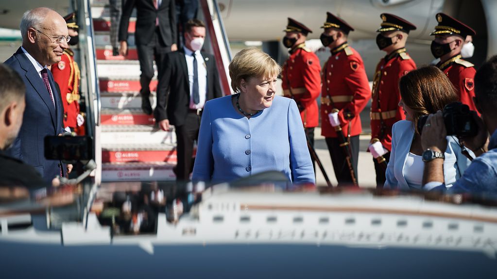 La chancelière fédérale Angela Merkel à l'aéroport de Tirana