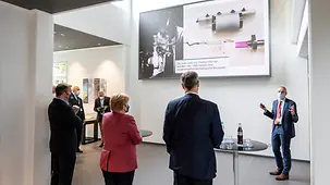 Bundeskanzlerin Angela Merkel beim Besuch im Max-Planck-Institut für Quantenoptik.