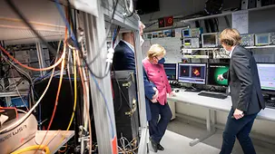 Bundeskanzlerin Angela Merkel beim Besuch im Max-Planck-Institut für Quantenoptik.