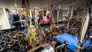 Bundeskanzlerin Angela Merkel beim Besuch im Max-Planck-Institut für Quantenoptik.