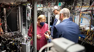 Bundeskanzlerin Angela Merkel beim Besuch im Max-Planck-Institut für Quantenoptik.