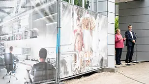 Bundeskanzlerin Angela Merkel beim Besuch im Max-Planck-Institut für Quantenoptik.