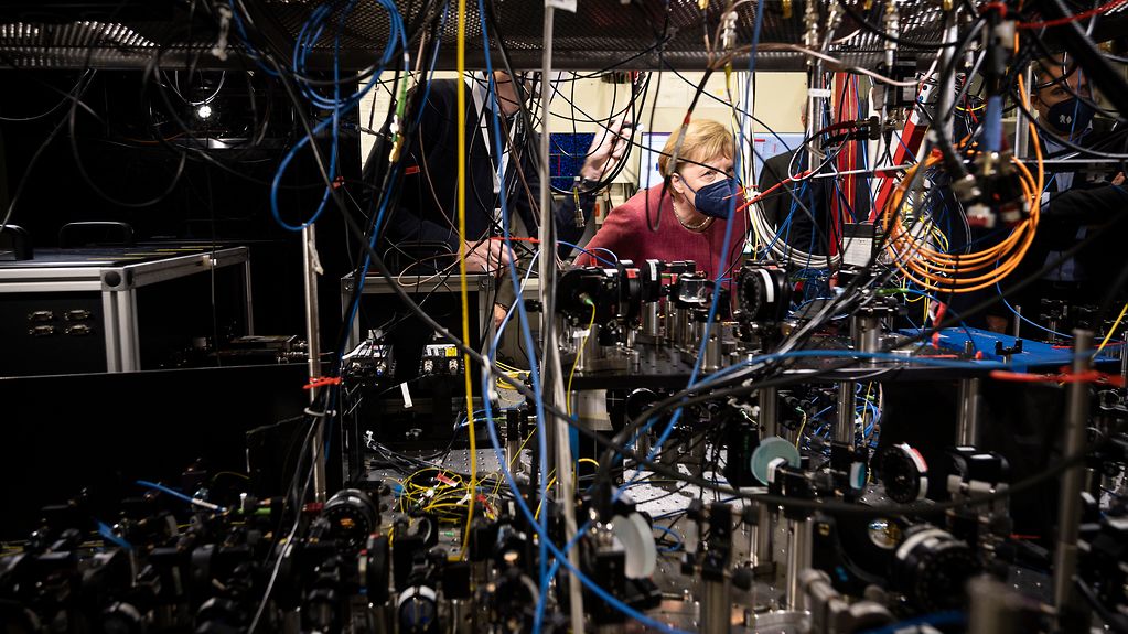La chancelière fédérale Angela Merkel visite l’Institut Max Planck d’optique quantique.