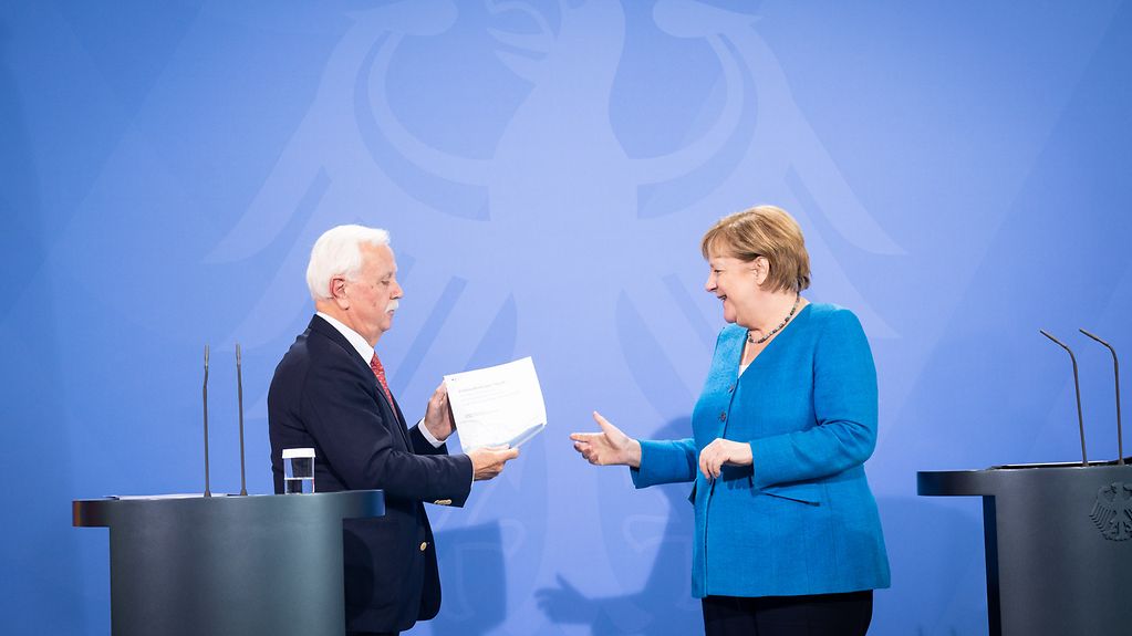 La chancelière fédérale Angela Merkel reçoit le rapport annuel du Conseil national de contrôle de des normes