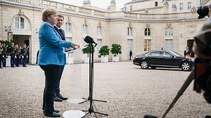 Bundeskanzlerin Angela Merkel im Gespräch mit Emmanuel Macron, Frankreichs Präsident.