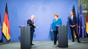Bundeskanzlerin Angela Merkel bei der Übergabe des Normenkontrollrats.