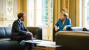 Bundeskanzlerin Angela Merkel im Gespräch mit Emmanuel Macron, Frankreichs Präsident.