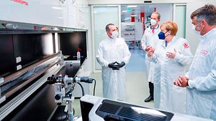 Bundeskanzlerin Angela Merkel beim Besuch der Laseroptik GmbH