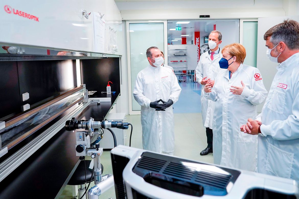 Bundeskanzlerin Angela Merkel beim Besuch der Laseroptik GmbH
