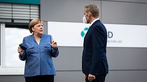 Bundeskanzlerin Angela Merkel beim Besuch des Impfstoffproduzenten MSD Deutschland.