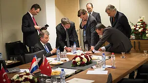 Deutsche Delegationsmitglieder im Gespräch.