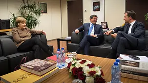 Bundeskanzlerin Angela Merkel mit dem Ministerpräsidenten der Niederlande, Mark Rutte, und dem türkischen Ministerpräsidenten Ahmet Davutoglu.