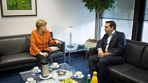 Bundeskanzlerin Angela Merkel unterhält sich mit dem griechischen Ministerpräsidenten Alexis Tsipras.