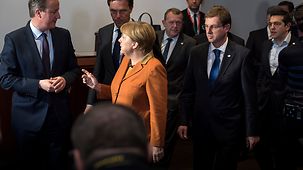 Bundeskanzlerin Angela Merkel unterhält sich mit Großbritanniens Premierminister David Cameron.