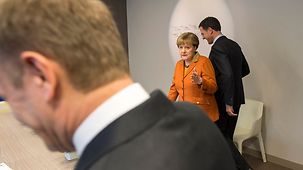 Bundeskanzlerin Angela Merkel gestikuliert.