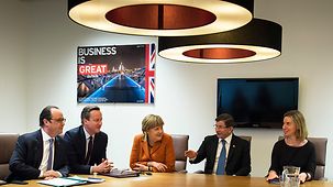 Bundeskanzlerin Angela Merkel, der französische Präsident Hollande, Großbritanniens Premierminister Cameron, der türkische Ministerpräsident Davutoglu und Federica Mogherini, Hohe Vertreterin der EU für Außen- und Sicherheitspolitik.