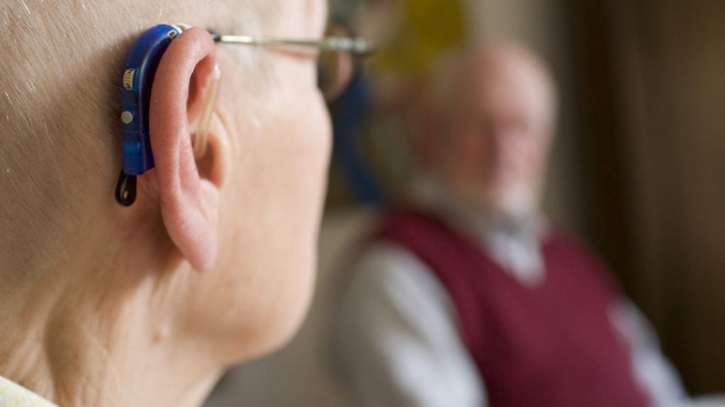 Eine Seniorin mit Hörgerät. Gesundheit , Hilfsmittel, Hilfsmittelverordnung