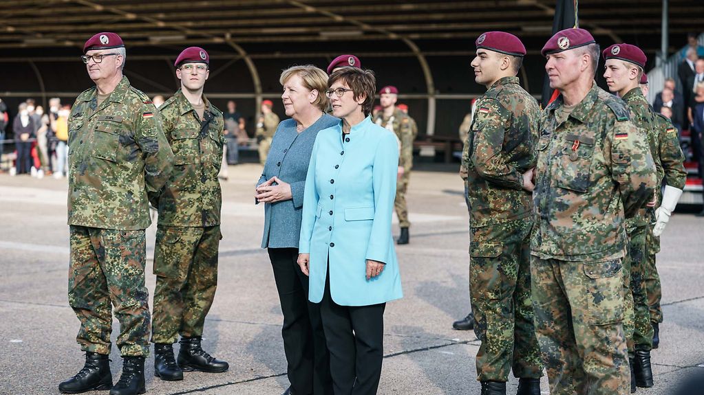La chancelière fédérale Angela Merkel aux côtés d’Annegret Kramp-Karrenbauer, ministre fédérale de la Défense