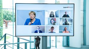 Bundeskanzlerin Angela Merkel im Gespräch während Videokonferenz mit den Preisträgerinnen und Preisträger des 56. Bundeswettbewerbs „Jugend forscht“ 2021.