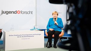 Bundeskanzlerin Angela Merkel im Gespräch während Videokonferenz mit den Preisträgerinnen und Preisträger des 56. Bundeswettbewerbs „Jugend forscht“ 2021.