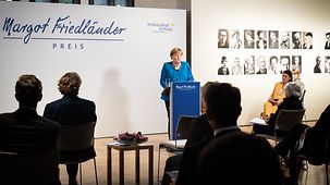 Bundeskanzlerin Angela Merkel spricht bei der Verleihung des Margot-Friedländer-Preises. 