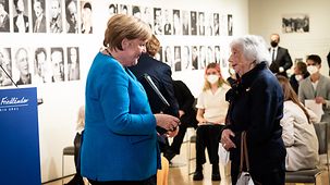 Federal Chancellor Angela Merkel talking to Margot Friedländer at the award ceremony for the Margot Friedländer Award.