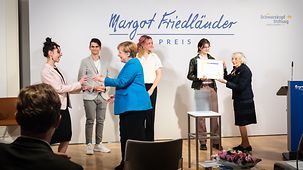 Federal Chancellor Angela Merkel and Margot Friedländer at the award ceremony for the Margot Friedländer Award.