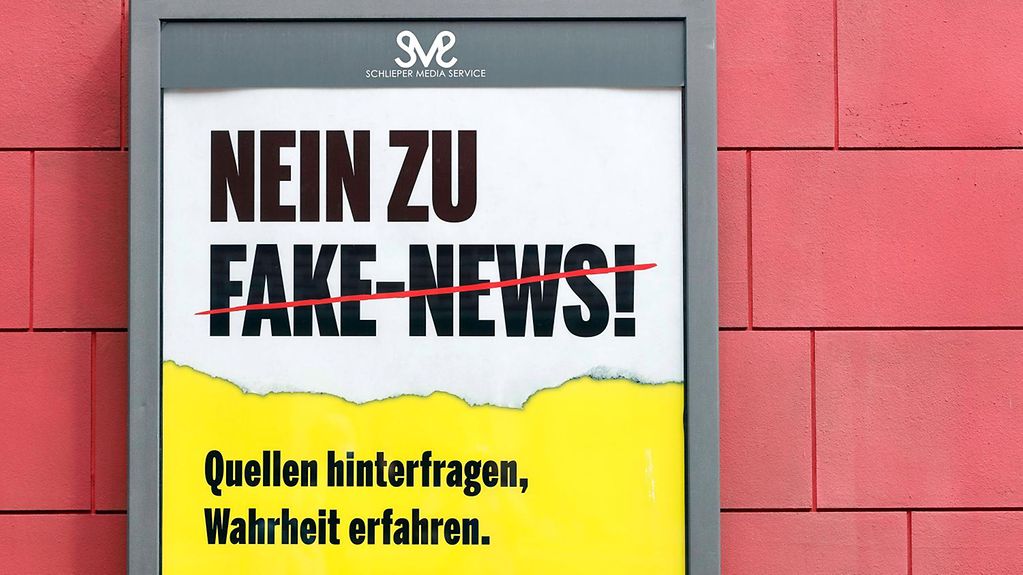 Ein fiktives Plakat gegen Fake News 
