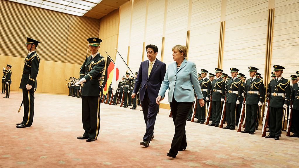 Prime Minister Shinzo Abe welcomes the Chancellor.