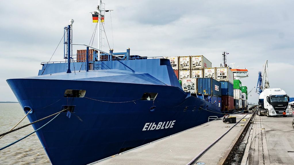 Das Containerschiff "ElbBlue" wird mit LNG betankt