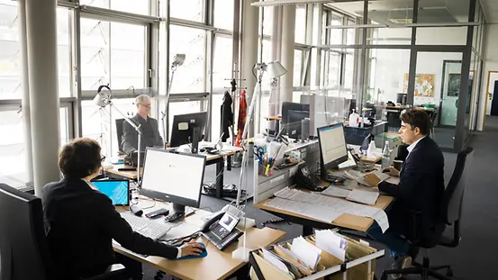Mitarbeitende im Bundespresseamt am Arbeitsplatz