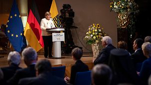 Die Bundeskanzlerin während ihrer Rede beim Festakt zum Tag der Deutschen Einheit 2021.