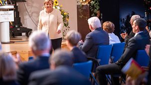 Die Bundeskanzlerin nach ihrer Rede auf dem Festakt zum Tag der Deutschen Einheit 2021.