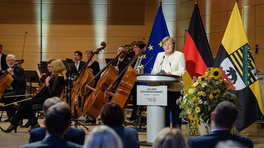 Kanzlerin Merkel während ihrer Rede beim Festakt zum Tag der Deutschen Einheit 2021.