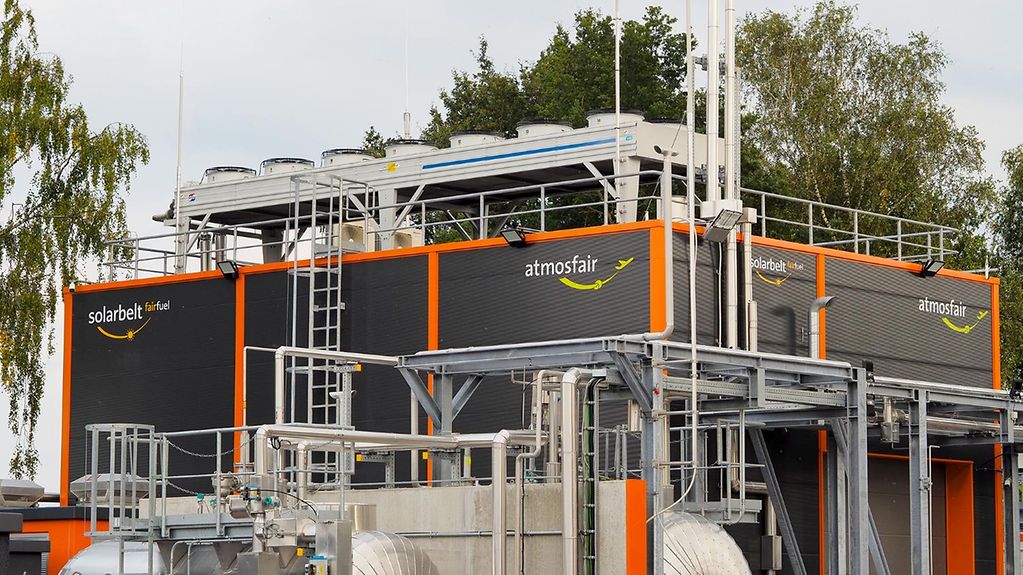 Foto zeigt die E-Kerosin-Anlage der Firma atmosfair in Werthe.