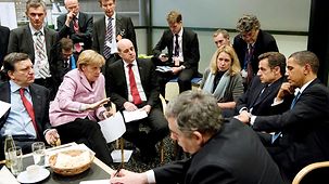 Bundeskanzlerin Merkel im Gespräch am Rande der 15. Weltklimakonferenz