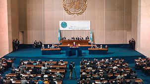 Blick in einen Konferenzsaal bei der 2. Weltklimakonferenz 1990 in Genf.