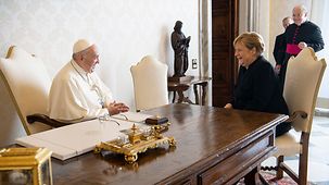 Bundeskanzlerin Angela Merkel während des Besuchts in Rom mit Papst Franziskus.