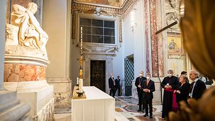 La chancelière fédérale Angela Merkel lors de la visite de la basilique Saint-Pierre à Rome
